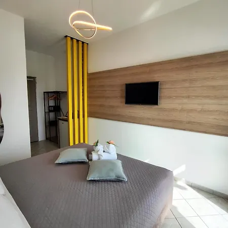 Nemesis Apartmanhotel Fíra